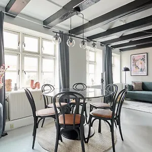 luxury-apartment-in-the-heart-of-copenhagen-1264.copenhagenhotelselect.com/