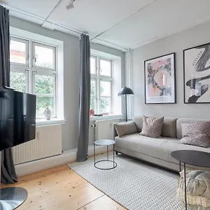 cozy-apt-heart-of-cph-next-to-queens-palace-shopping-street.copenhagenhotelselect.com/